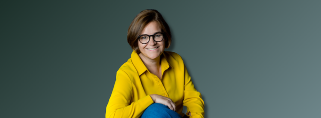 Portrait von Silke Gerike in einer gelben Bluse